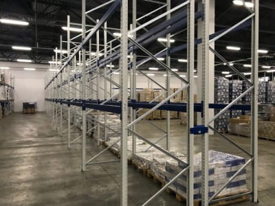 Leverans och installation av lagerhyllsystem för placering av 603 pallar i lagret hos företaget "Karavela".4